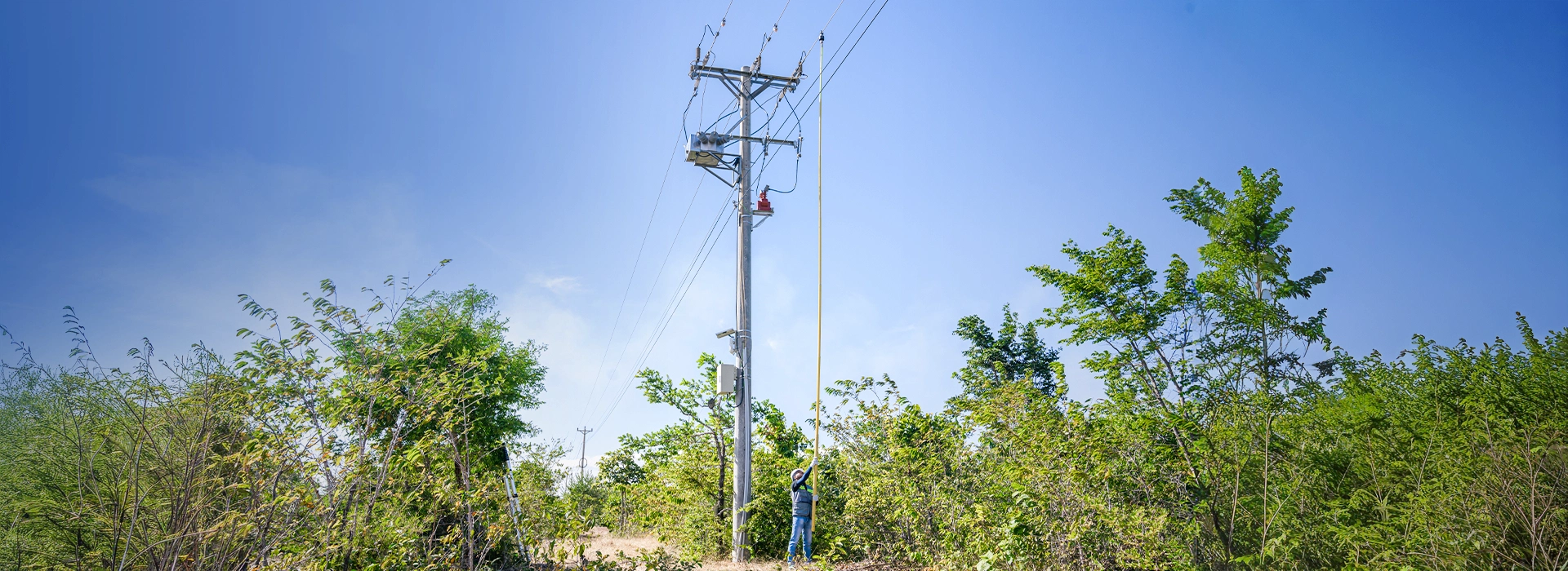 What does the DRC-010 do in the event of faults?